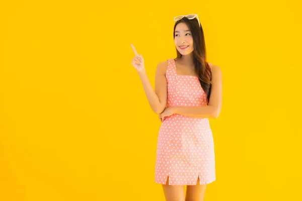 Портрет Красивая Молодая Азиатская Женщина Улыбается Счастливо Желтом Фоне — стоковое фото