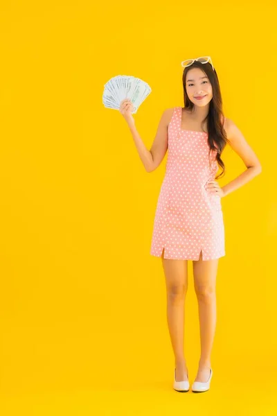 Retrato Bonito Jovem Asiático Mulher Mostrar Monte Dinheiro Dinheiro Amarelo — Fotografia de Stock