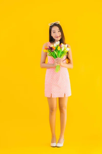 Porträtt Vacker Ung Asiatisk Kvinna Med Färgglada Blomma Gul Isolerad — Stockfoto