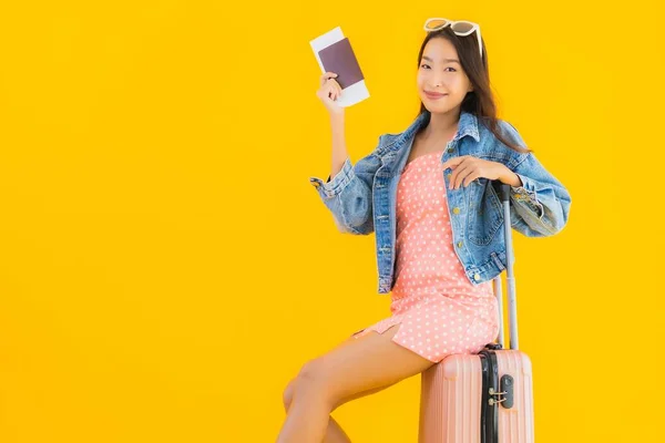 Portret Pięknej Młodej Azjatyckiej Kobiety Bagażem Torba Podróżna Paszportem Biletem — Zdjęcie stockowe