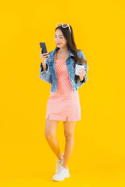 Porträt Schöne Junge Asiatische Frau Mit Kaffeetasse Und Smartphone Auf — Stockfoto