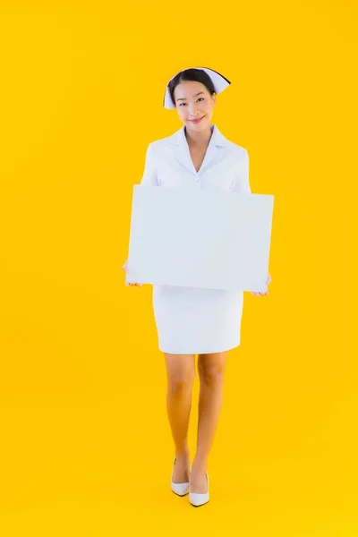 Retrato Bonito Jovem Asiático Mulher Tailandês Enfermeira Mostrar Vazio Branco — Fotografia de Stock