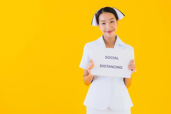 Retrato Bonito Jovem Asiático Mulher Tailandês Enfermeira Mostrar Social Distanciamento — Fotografia de Stock
