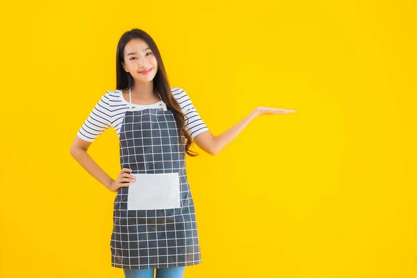 Portret Mooi Jong Aziatisch Vrouw Dragen Schort Met Glimlach Gelukkig — Stockfoto