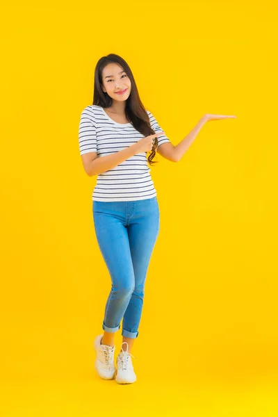 Retrato Bonito Jovem Asiático Mulher Sorriso Feliz Com Ação Amarelo — Fotografia de Stock