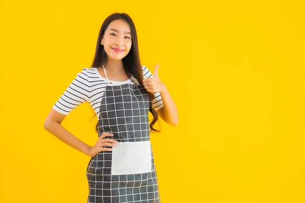 Retrato Bela Jovem Mulher Asiática Com Avental Sorriso Feliz Amarelo — Fotografia de Stock