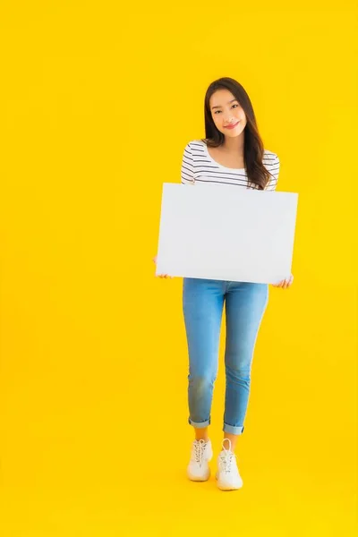 Portret Mooi Jong Aziatisch Vrouw Tonen Leeg Wit Billboard Teken — Stockfoto