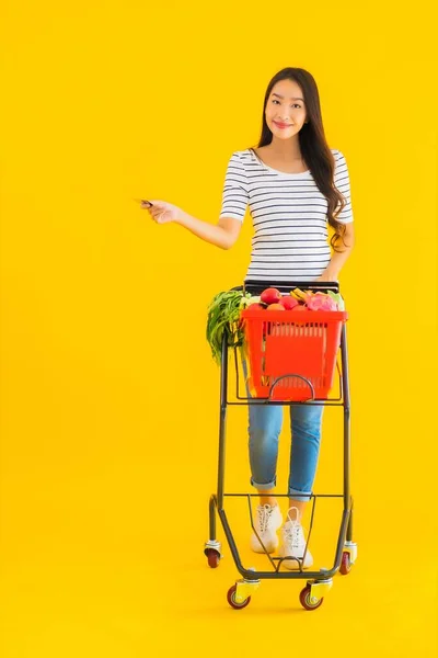 Retrato Hermosa Joven Asiática Mujer Con Cesta Compra Carrito Supermercado —  Fotos de Stock