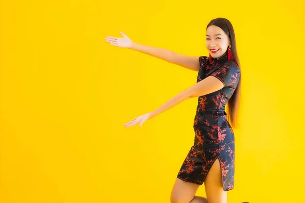 Portret Mooie Jonge Aziatische Vrouw Dragen Chinese Jurk Met Actie — Stockfoto