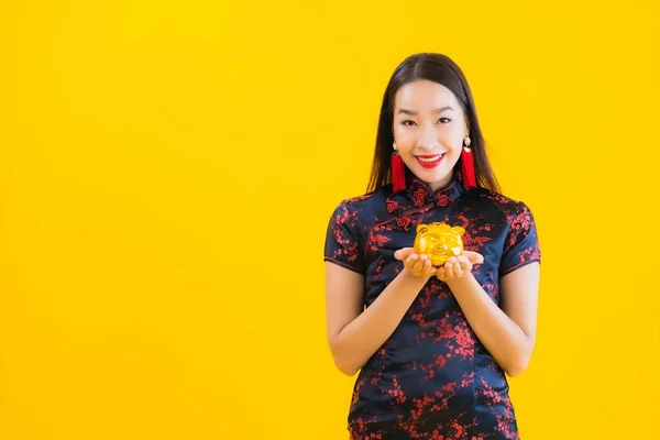 Портрет Красивая Молодая Азиатская Женщина Носить Китайское Платье Показать Золотой — стоковое фото