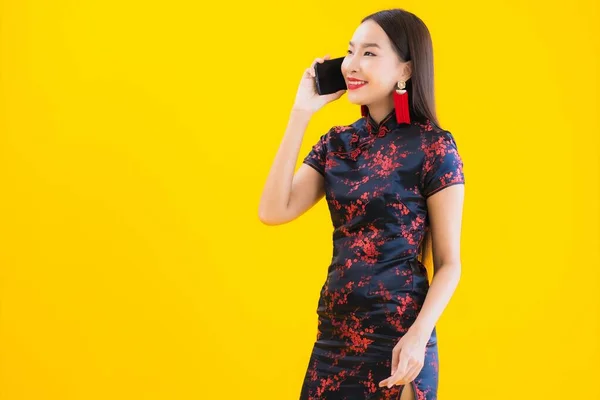 Porträt Schöne Junge Asiatische Frau Tragen Chinesisches Kleid Verwenden Smartphone — Stockfoto