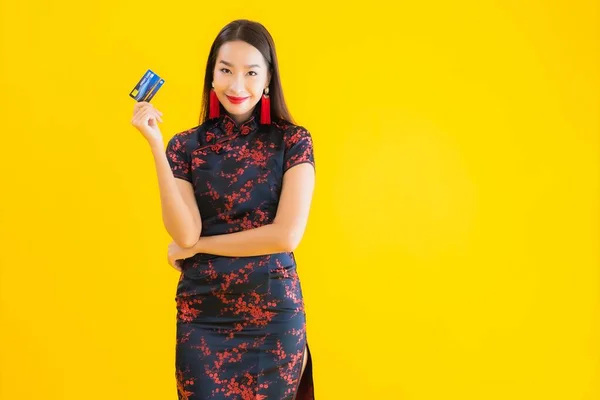 Retrato Hermosa Mujer Asiática Joven Usar Vestido Chino Con Tarjeta — Foto de Stock