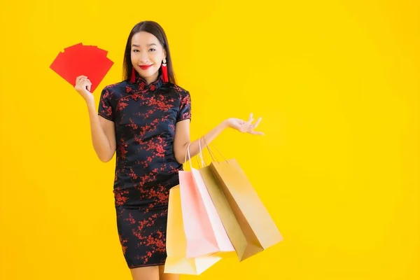 Retrato Bela Jovem Asiática Usar Vestido Chinês Com Saco Compras — Fotografia de Stock