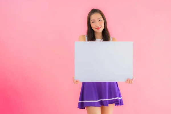 Retrato Bonito Jovem Asiático Mulher Cheerleader Sorriso Mostrar Vazio Branco — Fotografia de Stock