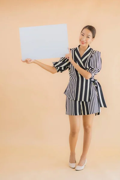 亚洲年轻貌美的女性展示空白的白色广告牌纸 以寻找文字和复制空间 — 图库照片