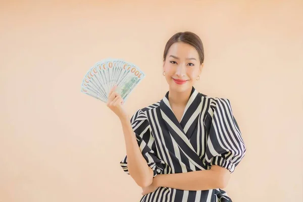 Portré Gyönyörű Fiatal Ázsiai Készpénz Pénz Barna Háttér — Stock Fotó