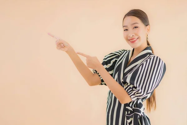 Retrato Hermosa Joven Asiática Mujer Sonrisa Feliz Marrón Aislado Fondo — Foto de Stock