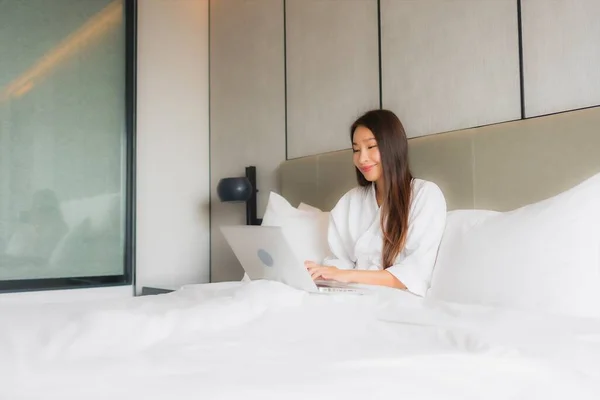 Porträt Schöne Junge Asiatische Frau Verwenden Laptop Oder Computer Schlafzimmer — Stockfoto