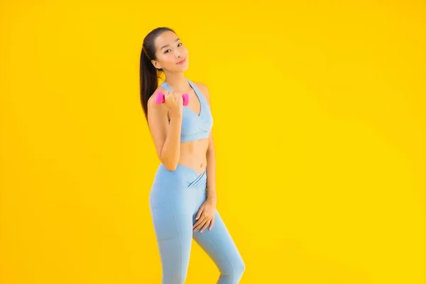 노란색외진 위에서 운동할 준비가 운동화를 아름다운 아시아 여자의 — 스톡 사진