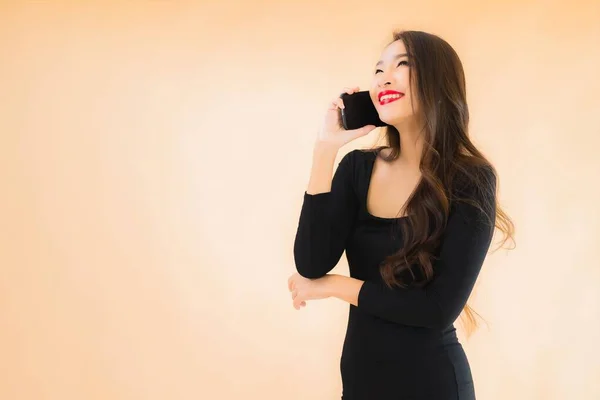 Retrato Hermosa Joven Asiática Mujer Sonrisa Feliz Uso Inteligente Móvil — Foto de Stock