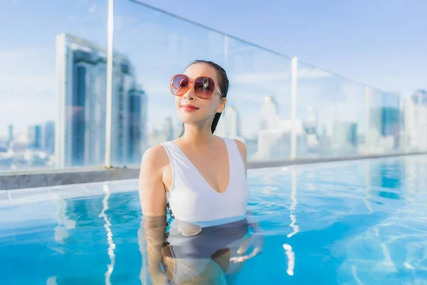 亚洲年轻貌美的女子度假时在游泳池边悠闲自在 — 图库照片