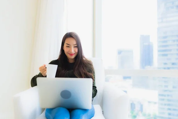 Porträt Schöne Junge Asiatische Frau Mit Laptop Und Kaffeetasse Auf — Stockfoto