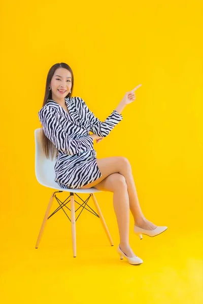 Portret Mooie Jonge Aziatische Vrouw Zitten Stoel Met Actie Geel — Stockfoto