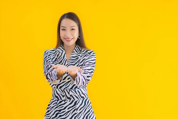 Retrato Bonito Jovem Asiático Mulher Sorriso Feliz Com Ação Amarelo — Fotografia de Stock