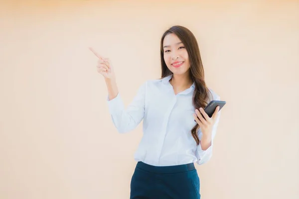 Portret Mooie Jonge Business Aziatische Vrouw Met Slimme Mobiele Telefoon — Stockfoto
