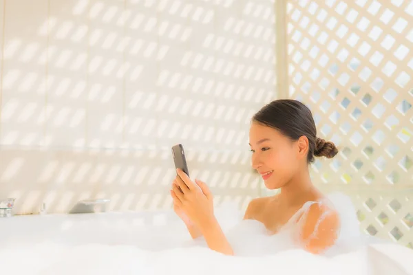 Porträt Junge Asiatin Nutzt Smartphone Badewanne Für Wellness Konzept — Stockfoto