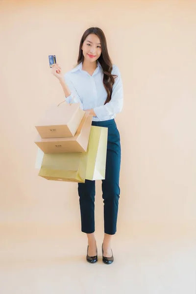 Perakende Mağazadan Bir Sürü Alışveriş Çantasıyla Güzel Bir Asyalı Kadın — Stok fotoğraf