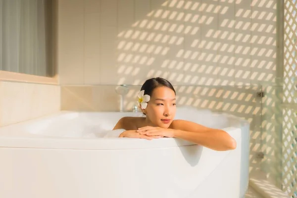 Portret Młoda Azjatycka Kobieta Relaks Wziąć Kąpiel Wannie Dla Koncepcji — Zdjęcie stockowe