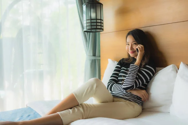 Porträt Junge Asiatin Mit Smartphone Auf Bett Schlafzimmer — Stockfoto