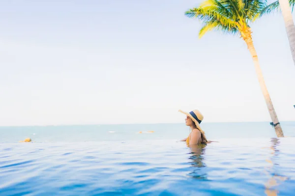 Retrato Bonito Jovem Asiático Mulheres Feliz Sorriso Relaxar Redor Piscina — Fotografia de Stock