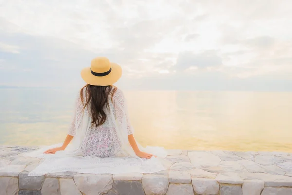 Ritratto Belle Giovani Donne Asiatiche Sorriso Felice Rilassarsi Intorno Mare — Foto Stock