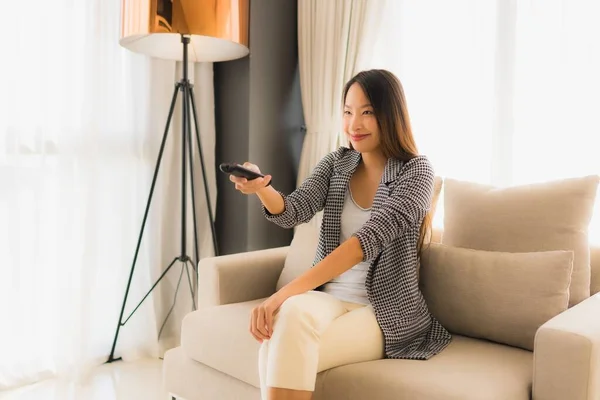 Porträt Schöne Junge Asiatische Frauen Ändern Kanal Wohnzimmer Interieur — Stockfoto