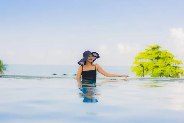 Portrait Belles Jeunes Femmes Asiatiques Heureux Sourire Relaxer Piscine Extérieure — Photo