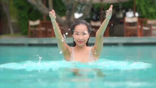 Retrato Bonito Jovem Asiático Mulher Feliz Sorriso Relaxar Piscina Livre — Vídeo de Stock