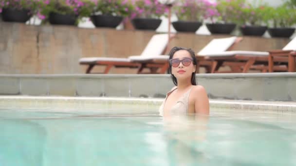 Retrato Bonito Jovem Asiático Mulher Feliz Sorriso Relaxar Piscina Livre — Vídeo de Stock