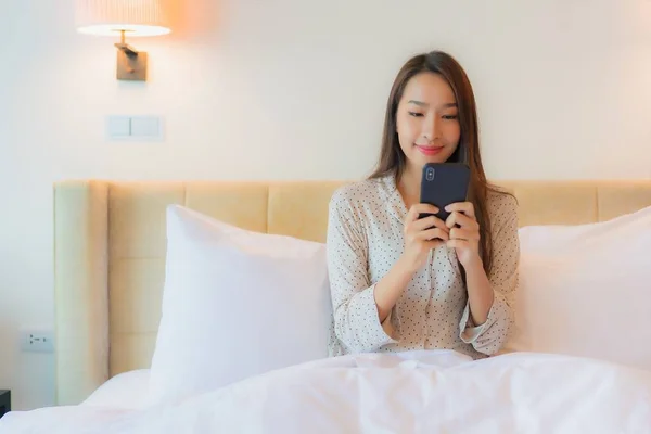 Retrato Hermosa Joven Mujer Asiática Cama Con Teléfono Móvil Inteligente — Foto de Stock