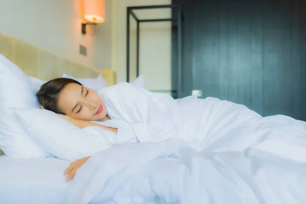 Portrait Belle Jeune Femme Asiatique Dormir Sur Lit Avec Oreiller — Photo