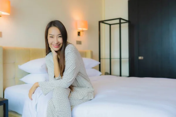 Portré Gyönyörű Fiatal Ázsiai Mosoly Boldog Pihenjen Ágyon Hálószoba Belső — Stock Fotó