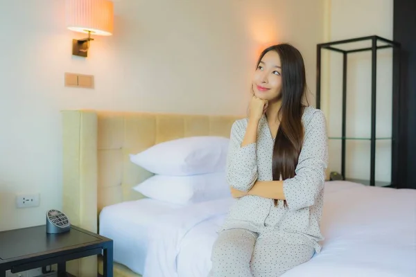Retrato Hermosa Joven Mujer Asiática Sonrisa Feliz Relajarse Cama Interior —  Fotos de Stock