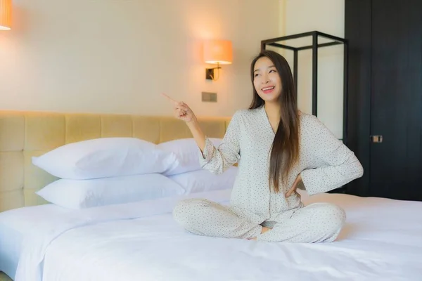 Retrato Bonito Jovem Asiático Mulher Sorriso Feliz Relaxar Cama Quarto — Fotografia de Stock