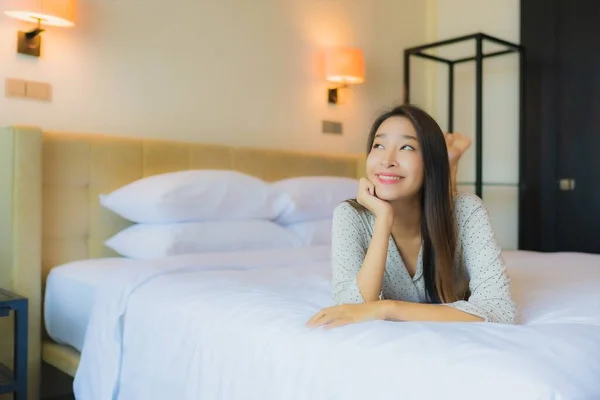 Retrato Bonito Jovem Asiático Mulher Sorriso Feliz Relaxar Cama Quarto — Fotografia de Stock