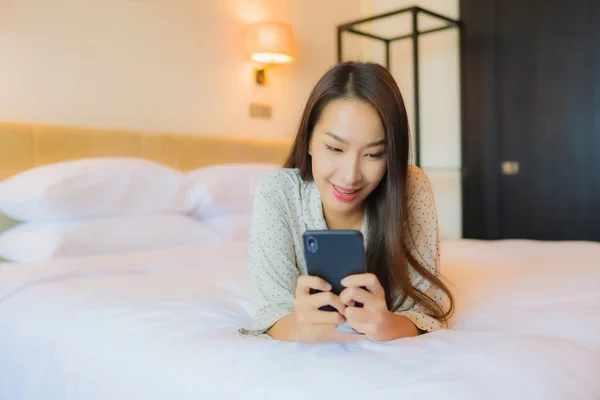 Portret Mooie Jonge Aziatische Vrouw Bed Met Slimme Mobiele Telefoon — Stockfoto