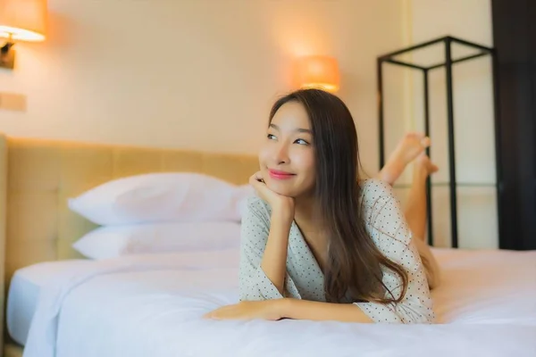 Retrato Hermosa Joven Mujer Asiática Sonrisa Feliz Relajarse Cama Interior —  Fotos de Stock