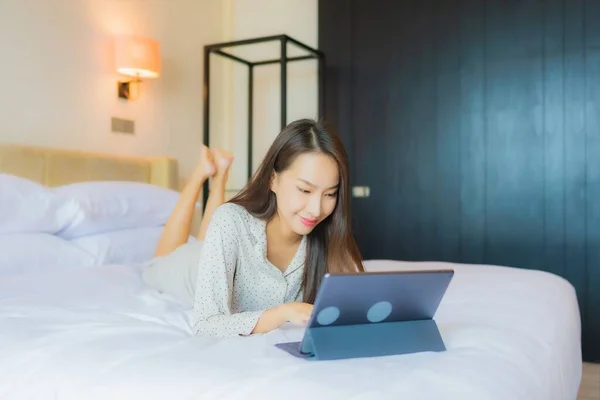 Retrato Hermosa Joven Mujer Asiática Uso Tableta Con Tarjeta Crédito — Foto de Stock