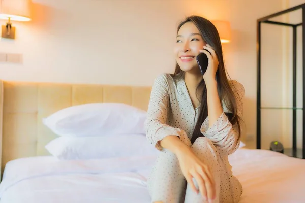 Retrato Hermosa Joven Mujer Asiática Cama Con Teléfono Móvil Inteligente — Foto de Stock