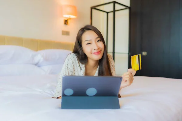 Retrato Hermosa Joven Mujer Asiática Uso Tableta Con Tarjeta Crédito — Foto de Stock